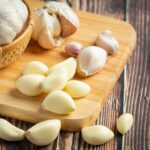 Discover how to peel garlic in just 10 seconds—no sticky hands, no mess! This quick kitchen hack will save you time and frustration.