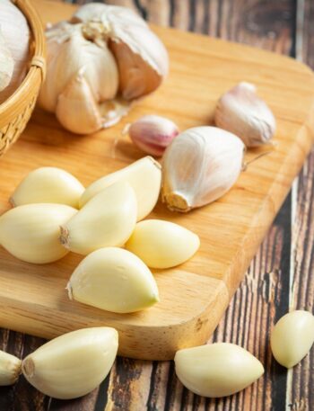 Discover how to peel garlic in just 10 seconds—no sticky hands, no mess! This quick kitchen hack will save you time and frustration.