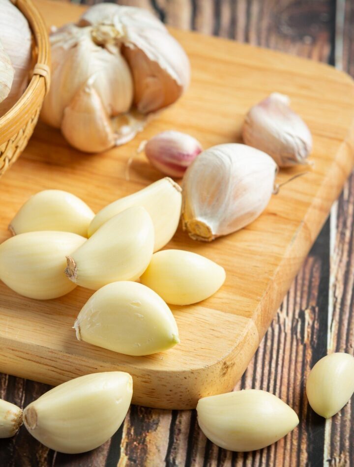 Discover how to peel garlic in just 10 seconds—no sticky hands, no mess! This quick kitchen hack will save you time and frustration.